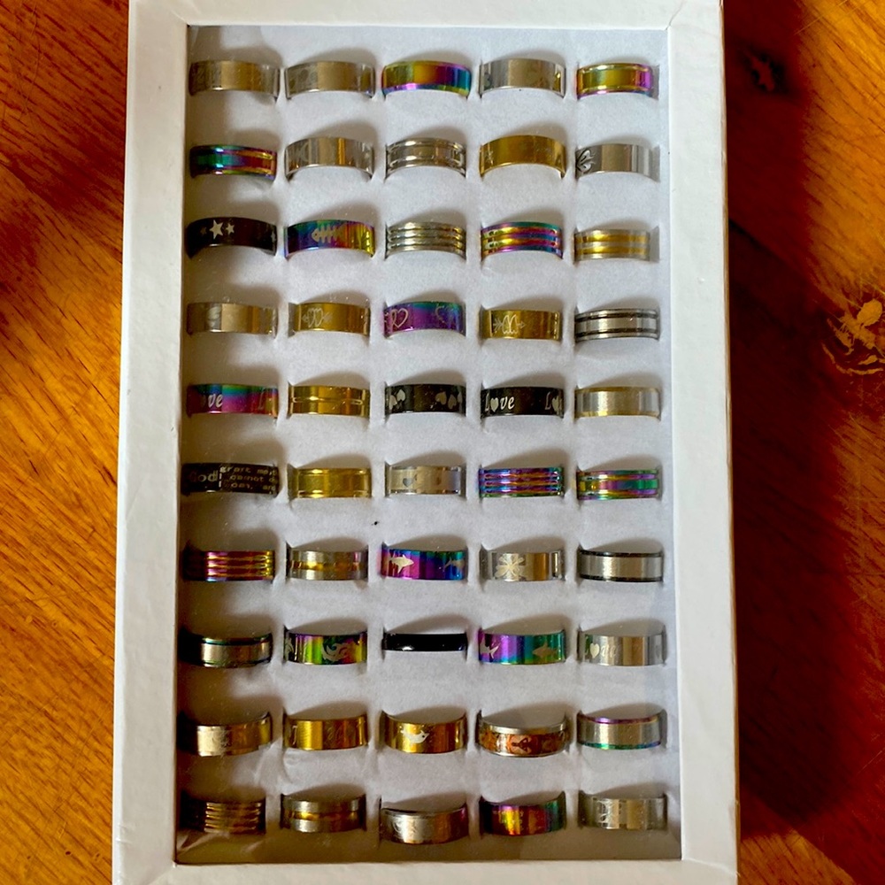 I am selling stainless steel rings. They come in sizes of 18 to 21. Colors vary.